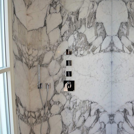 SUELO DE MÁRMOL ARABESCATO BRECCIA | BLANCO - ARQMAT