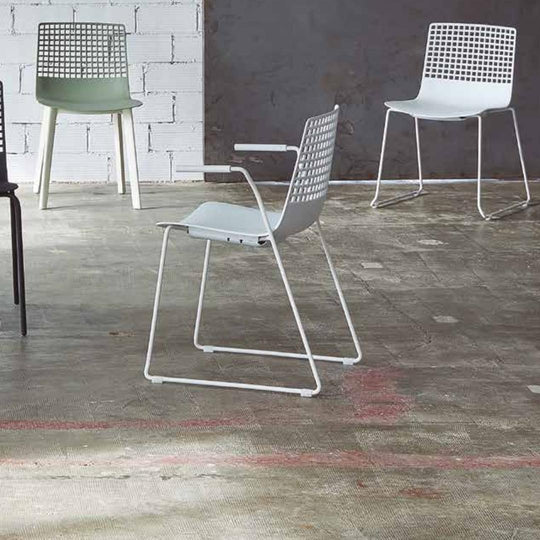 CHAIR WITH WIRE SKATING ARMS