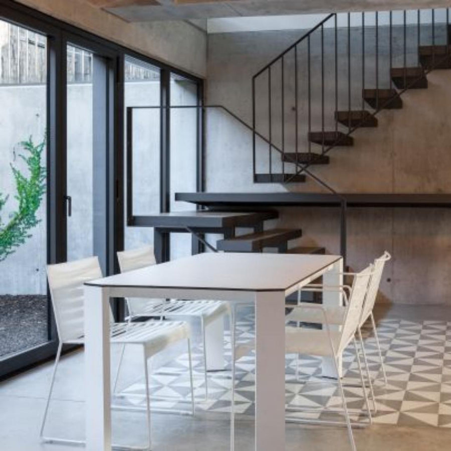 SILLA CON BRAZOS ESPIGA