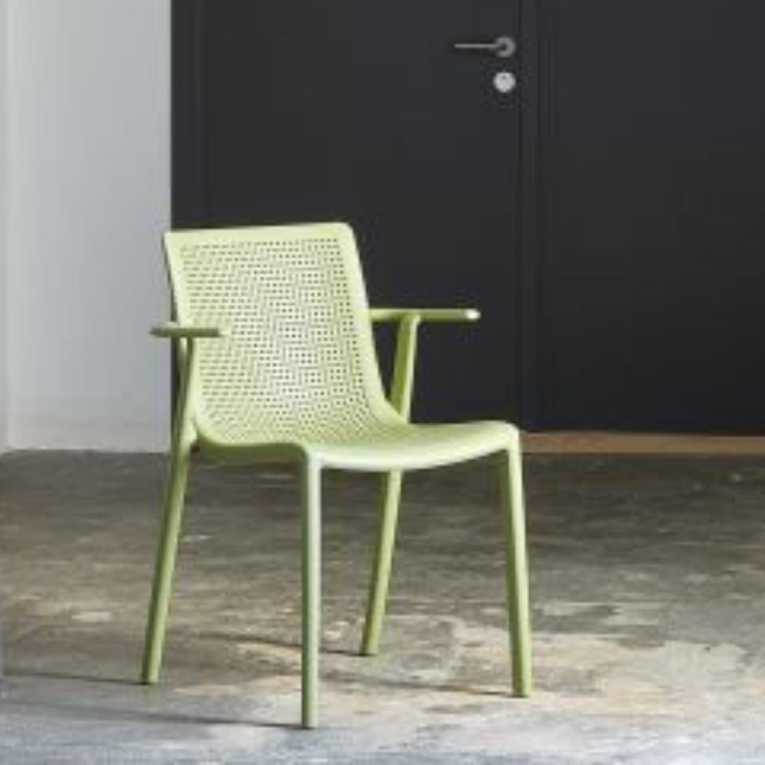 BEEKAT CHAIR WITH ARMS