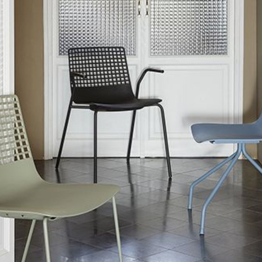 CHAIR WITH WIRE ARMS