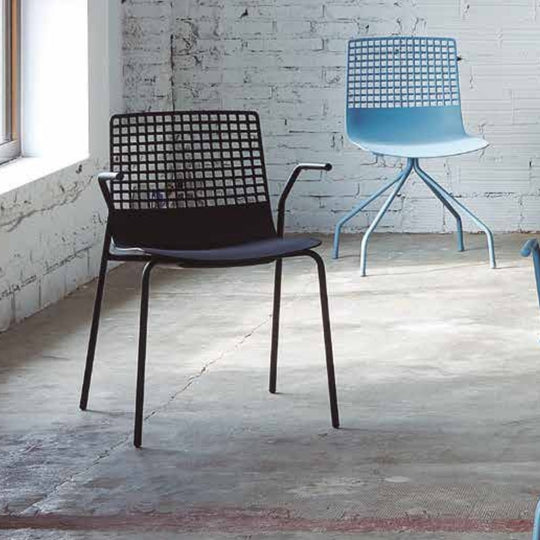 CHAIR WITH WIRE ARMS