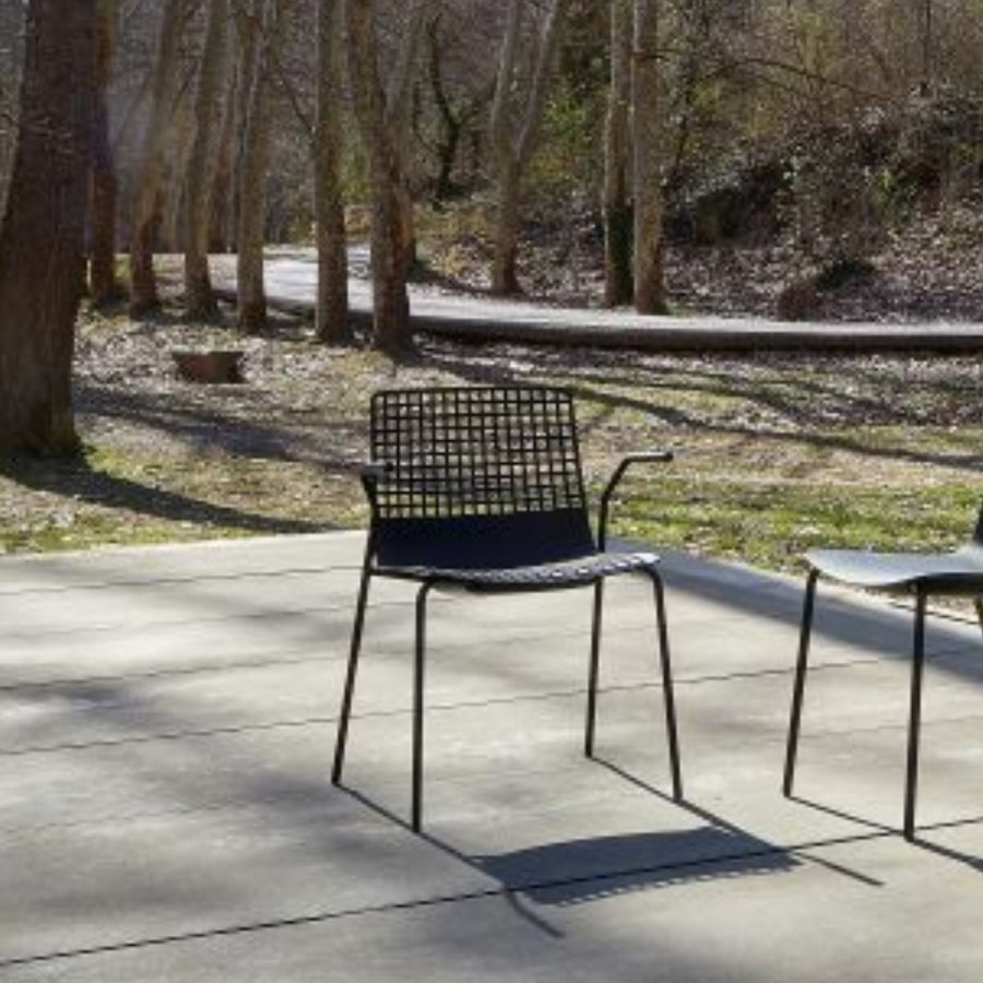 CHAIR WITH WIRE ARMS