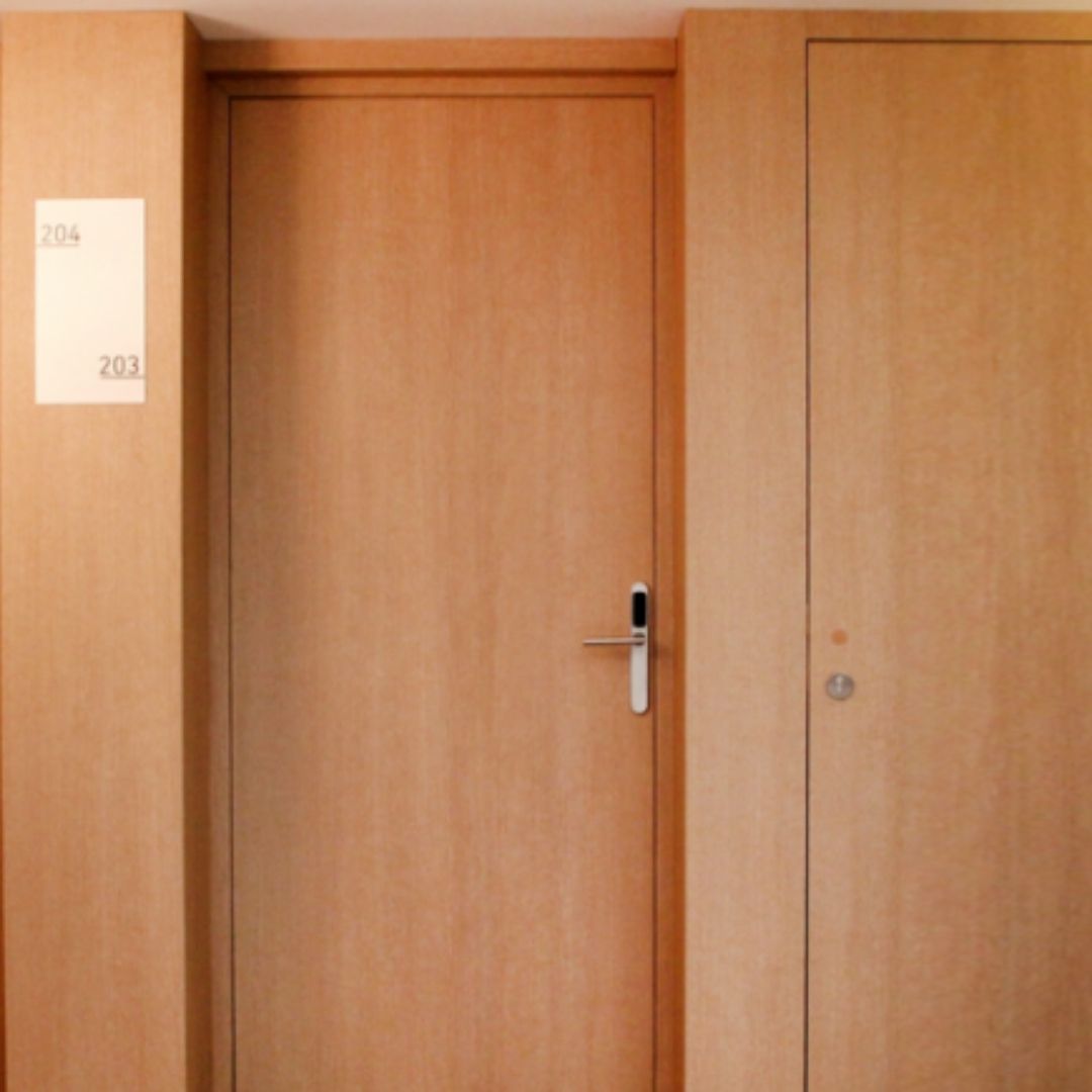 LAMINATED TECHNICAL DOOR WITH ACOUSTIC RESISTANCE