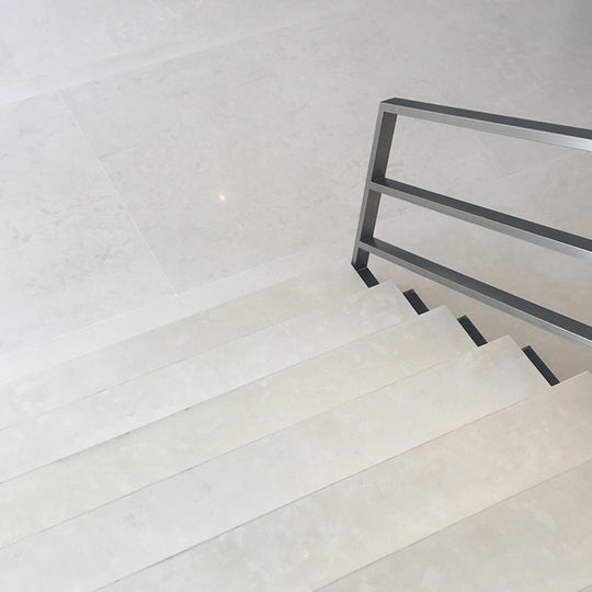 SUELO DE MÁRMOL SILK WHITE PIEDRA NATURAL TRATADA | BLANCO - ARQMAT